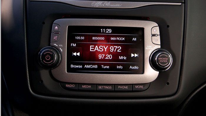 Το νέο εντυπωσιακό σύστημα infotainment διαθέτει έγχρωμη οθόνη αφής 5 ιντσών.